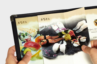 투명 메뉴판 커버에 속지를 갈아 끼우는 모습